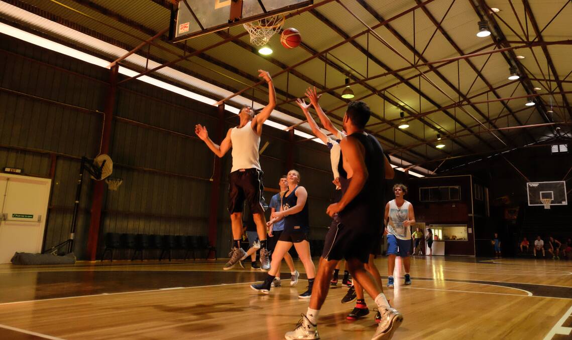 PICK-UP: The court was heaving on Tuesday with practicing players ahead of this Saturday's visit by the Tamworth Thunderbolts. Photo: Michèle Jedlicka