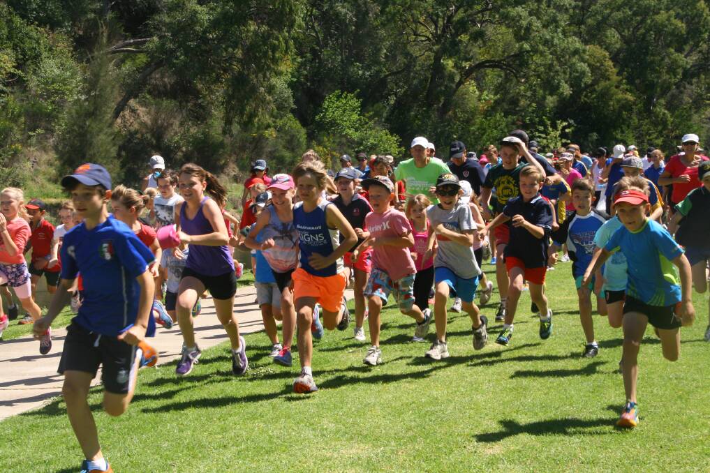 Youngsters tearing off with enthusiasm for the 2.6km River Run. Photo contributed by Inverell East Rotary Club.