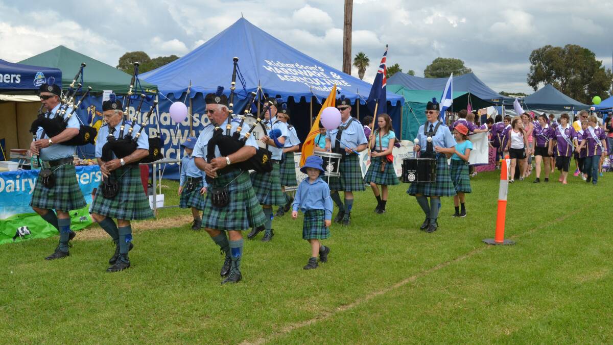 Inverell Pipe Band leading the way. Photo No 8620