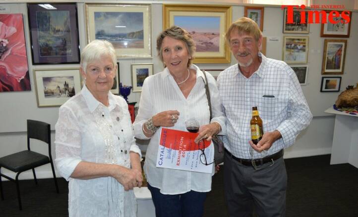 Inverell Art Gallery came alive for happy hour last Friday, with friends and family meeting after work to enjoy the competitive Exhibition.