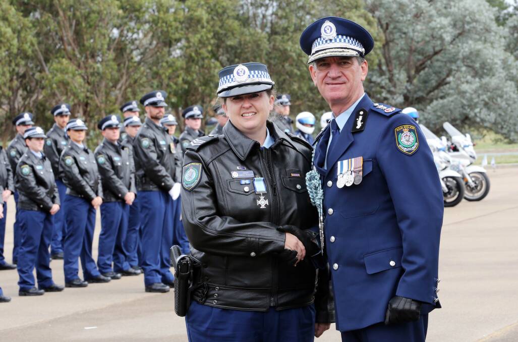 Karen Peasley receives the bravery award from NSW Police Commissioner Andrew Scipione.