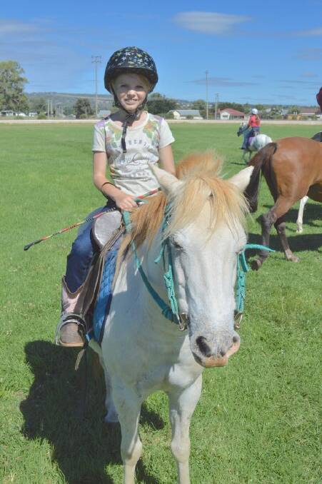 Our photographer took some snaps of our young riders at the Inverell Showground on Sunday morning.