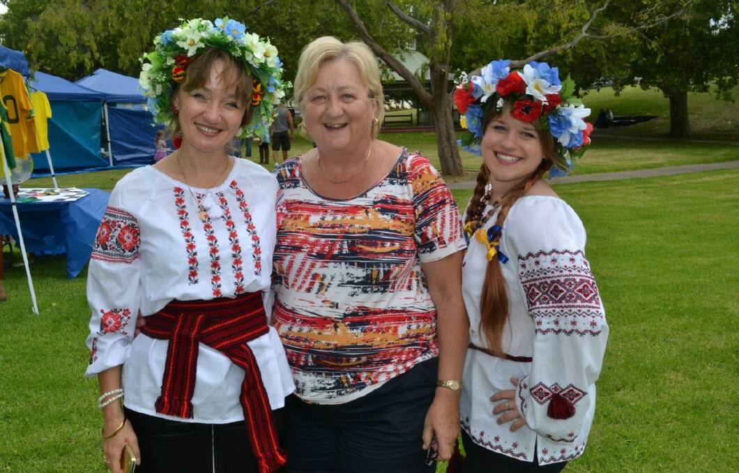 Maria Allenden (centre) joined Ukranian Nationals Oksana Palacio (left) and Angelica Yashchuk (right). Photo No 8595