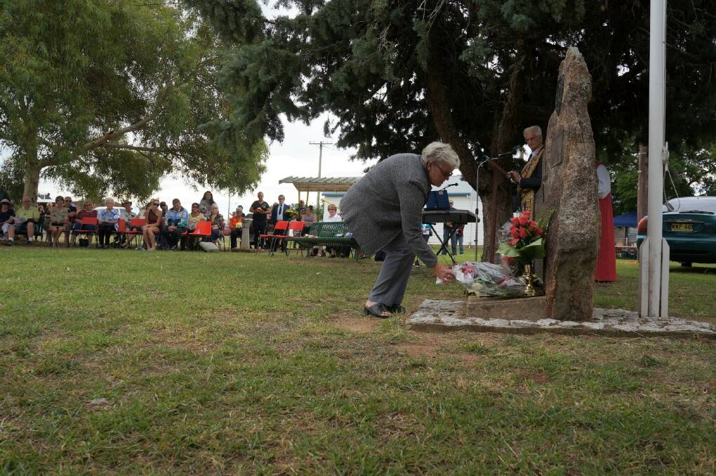 Jan Cohen laid a wreath for the Delungra Senior Citizens. Pic 63