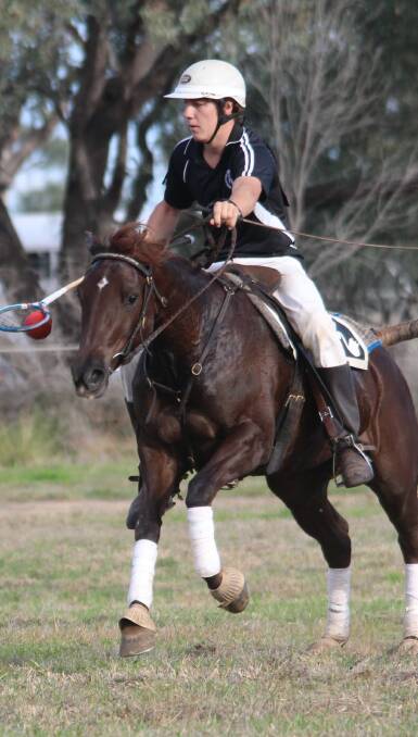 CARRY: Cody Woodward riding 'Jewel' makes some ground up the sideline during a match in Goondiwindi.   PHOTO: by Lauren Sillitoe.