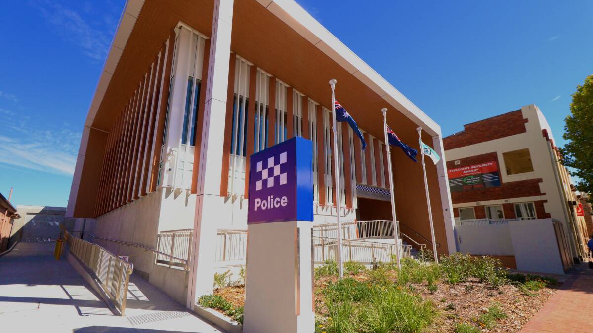 Inverell police patrol buses, businesses for COVID-19 rule compliance