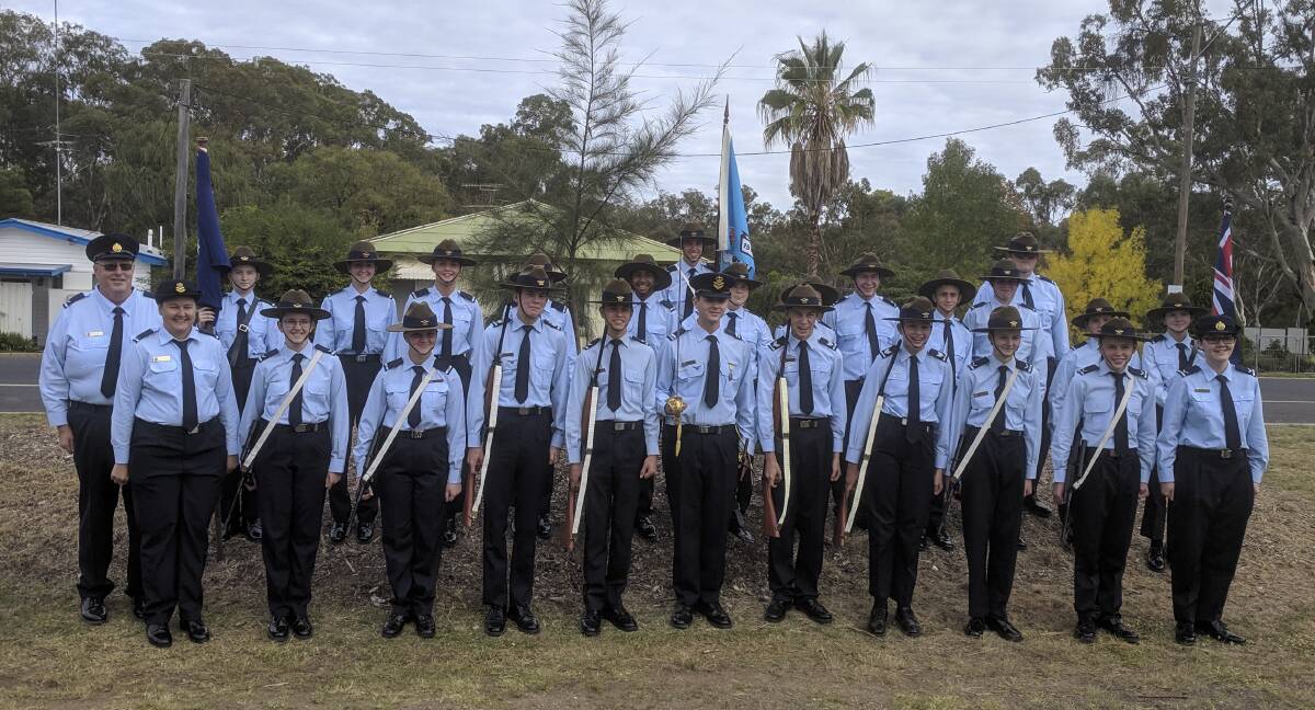 Executive Officer, Warwick Bedford, and Commanding Officer, Donna
McWhirter, with the members of Inverells 319 Squadron Australian Airforce Cadets.