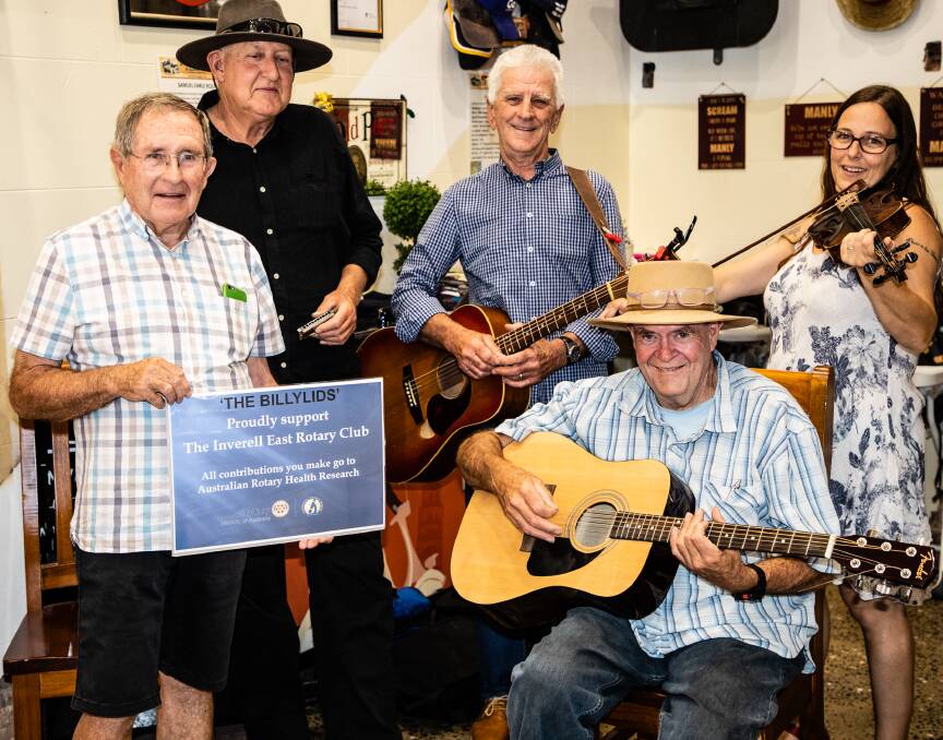 Inverell East Rotary president Tim Newberry with The Wild Billy Lids; Jim McCosker, Rob Hardy, Michael O’Sullivan and Maria Ryan. Photo by Jim Schliebs.