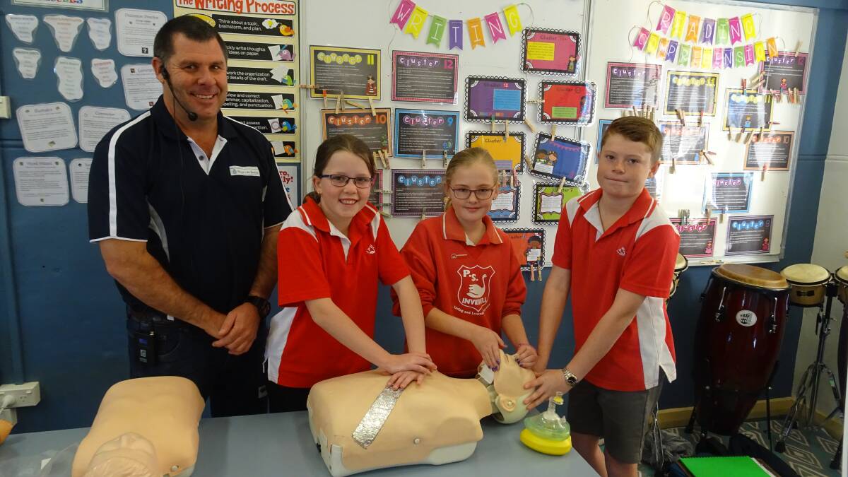 Cameron McFarlane with Sophie Draycott, Ashlen Dewitt and Todd Fenton during an Inverell Public School CPR training session in 2017.