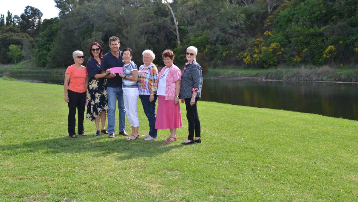 Shirley Horwood, Cancer Council NSW representatives Tracey Cullen and Paul Hobson, Trish Keightley, Maureen Newbigin, Noela Turner and Marie Tanner.