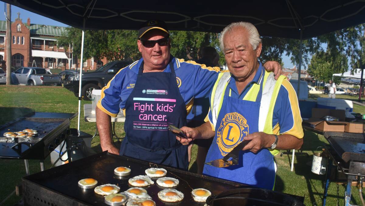 Macintyre Lions will be cooking breakfast on Australia Day. Barry McCosker and Barry Wong show how it's done.