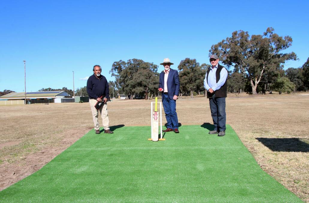 Tingha Cricket Association president Greg Livermore, Inverell Shire Council mayor
Paul Harmon and Tingha Recreation Reserve Land Manager Committees Ivan Coleman.