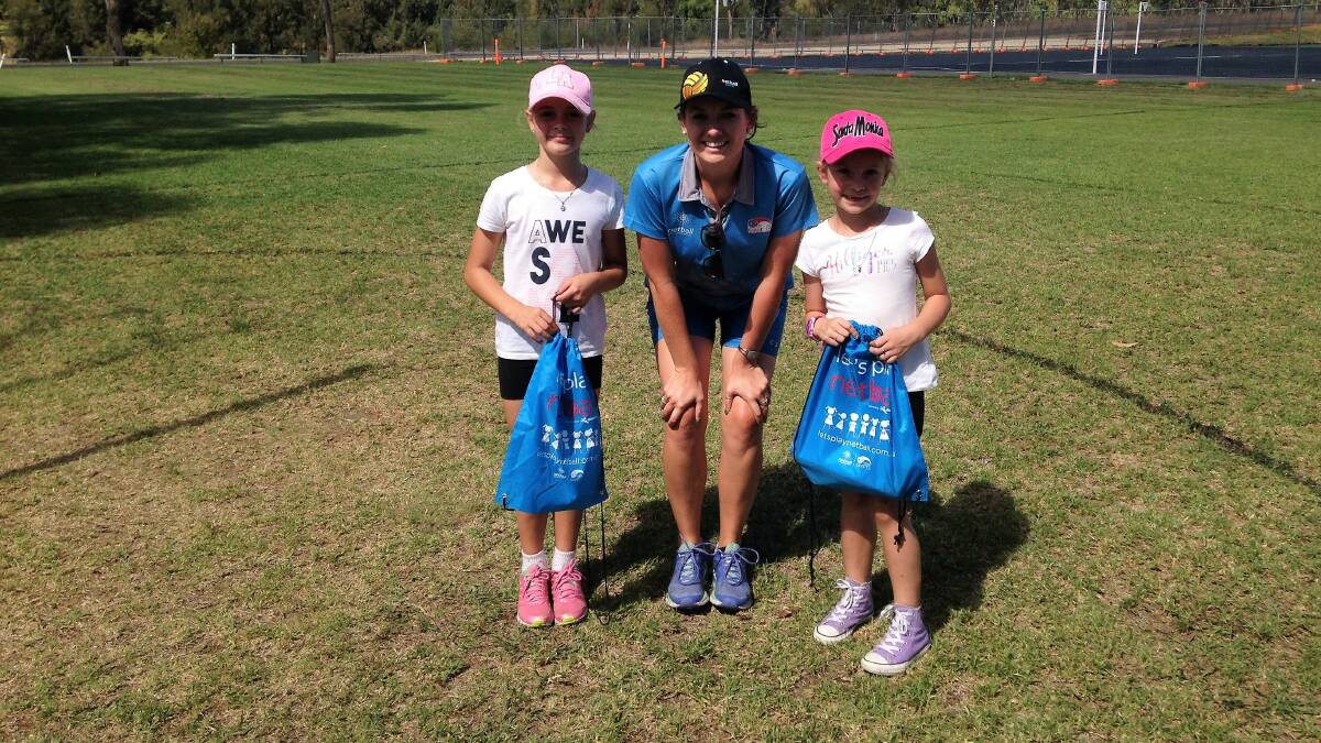 Dempsey and Rowie Kahler with Sophie Sincock (middle) at the netball clinic in Inverell last Wednesday.