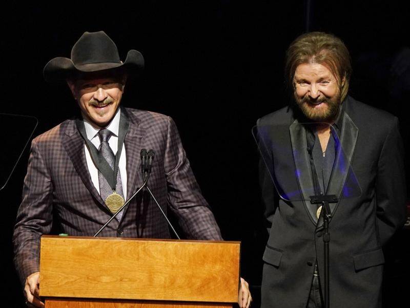 Kix Brooks (L) and Ronnie Dunn have been inducted into the US Country Music Hall of Fame.