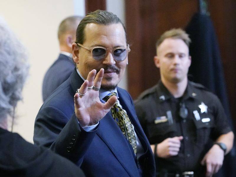 A surgeon has cast doubt over Johnny Depp's court story of how he lost the tip of his middle finger.