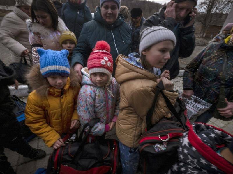 An estimated 100,000 Ukrainians have fled their homes to escape fighting, the UN says.