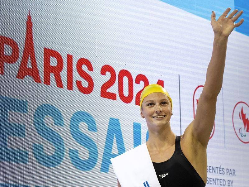 Summer McIntosh waves to fans after breaking the world record in the women's 400-metre IM. (AP PHOTO)